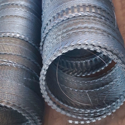 Galvanize 550mm 600mm Düz Güvenlik Çit Tırnak Tel Concertina Dikenli Tel Çit